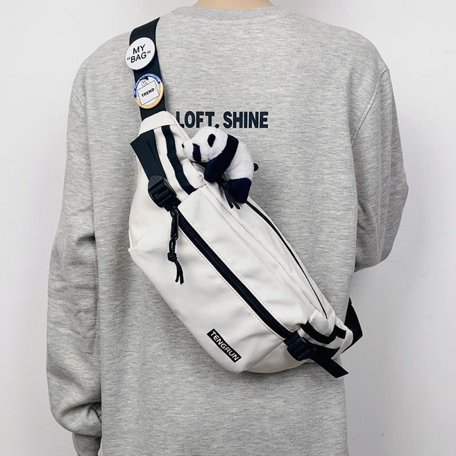 Tengrun 單肩斜挎包，休閒運動胸包, 白色高品質【2個隨機徽章+熊貓掛件】, 1個