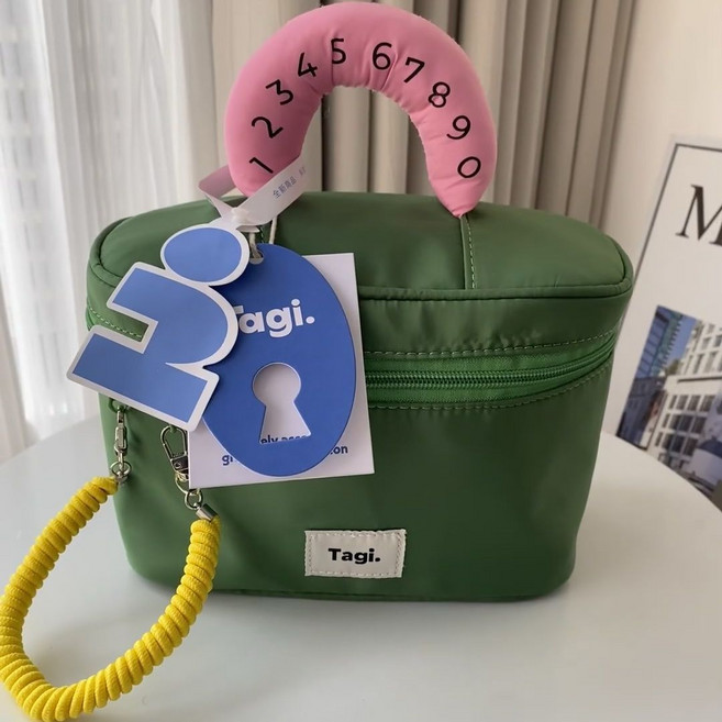 Tagi. 可愛便攜大容量化妝包