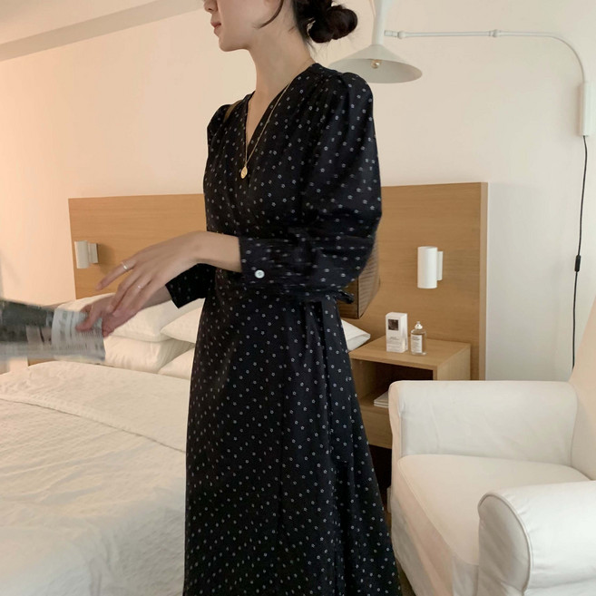 루어스룸 웨스턴 도트 가을 플라워 나염 브이넥 소매 볼륨 셔링 간절기 긴팔 랩 원피스(블랙)