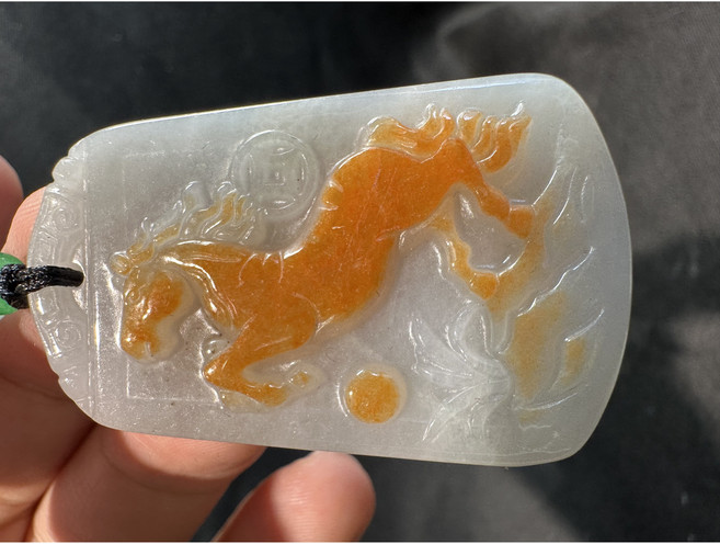 冰糯俏色黃翡玉石吊墜，馬到成功開運大牌