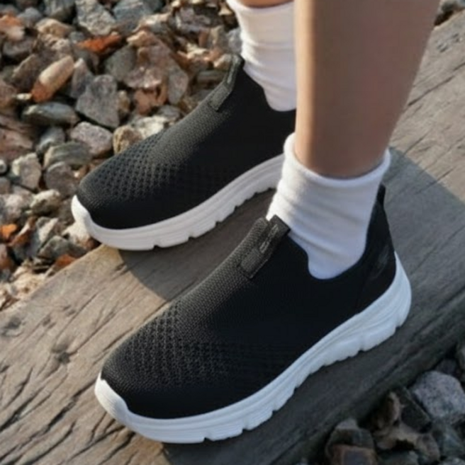 스케쳐스 여성 운동화 발편한 가벼운 메시 통기성 통굽 키높이 슬립온 경량신발