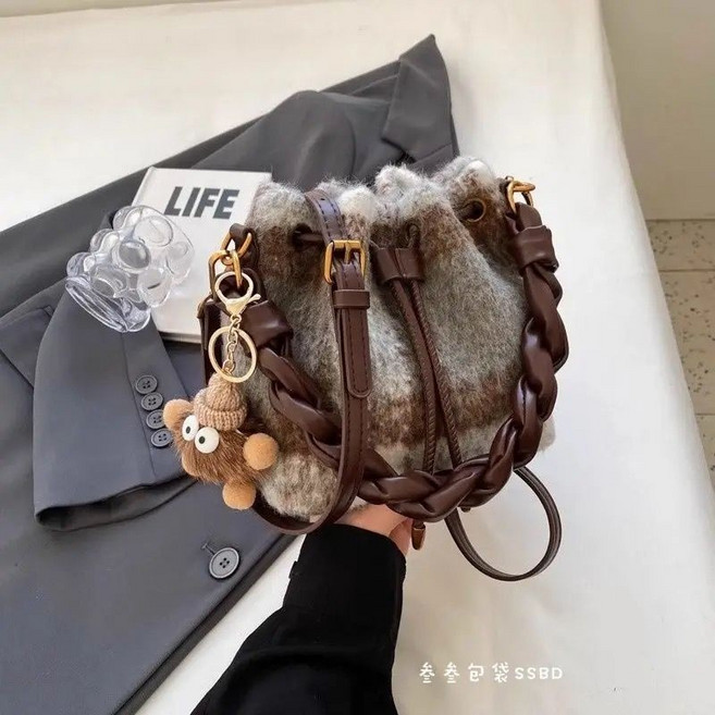 新款秋冬高級感手提小包 爆款百搭斜挎包 水桶女包包 單肩包包, 咖色【現貨速度】,單包無掛件+手提+斜挎肩帶