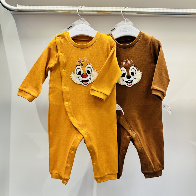디즈니베이비 야탑NC점 2025 가을 ~30% SALE~~ 귀여운 칩앤데일 캐릭터 유아 우주복입니다~~ 귀여운 보넷 모자가 한세트에요 뒷면엔 깜찍한 꼬리 디테일까지~!