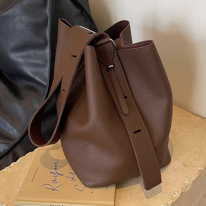 휘잇 길이조절 데일리 여성 버킷백 PU가죽 대용량 토트백