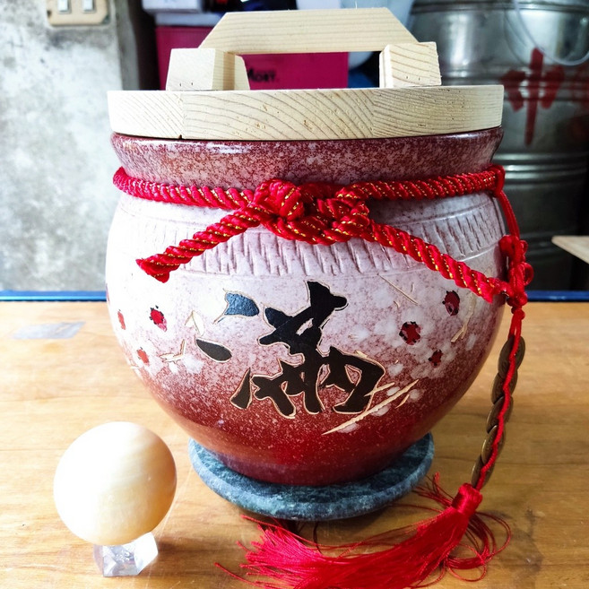 鵬宗小舖 漸紅竹/梅/稻 鶯歌製造 陶瓷米甕/米缸/米桶/聚寶盆（附贈木蓋、紅繩，五帝錢), 1個, 漸層紅梅,10斤加木質底座
