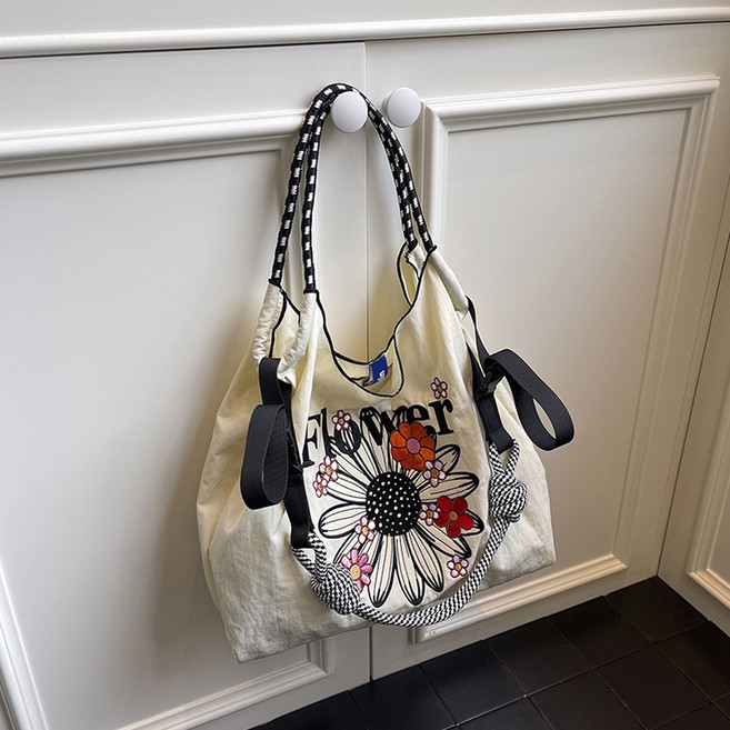 후암마켓 플라워 자수 나일론 로프 숄더 크로스백