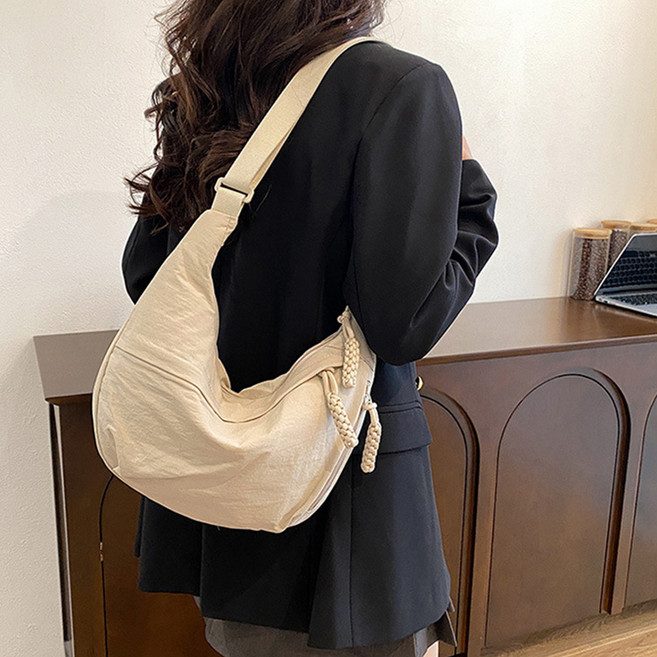 데일로엔 여성 가방 반달 크로와상 호보 크로스백