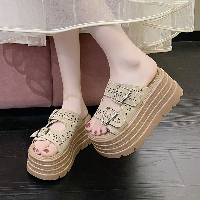 AOKADA 여성 여름 키높이 발편한 통굽 8cm 펀칭 스트랩 슬리퍼