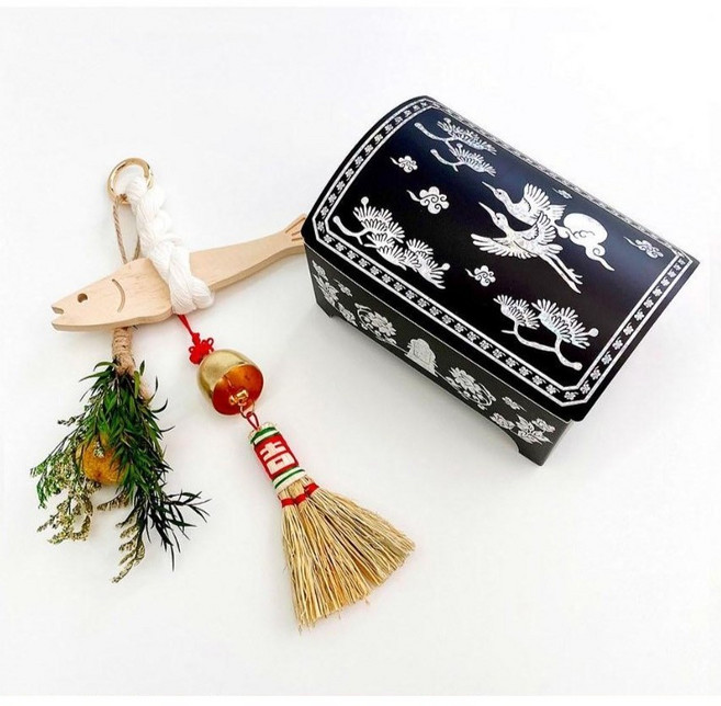 뷰티여제 재물쓸어담는 액막이 명태 북어 소품, 황금 빗자루 액막이 명태