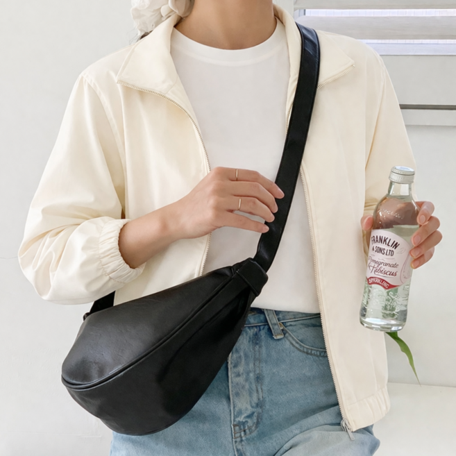 여행용 크로스백 일본여행가방 가죽 반달 크로스백 핸드폰 가방 크로와상백