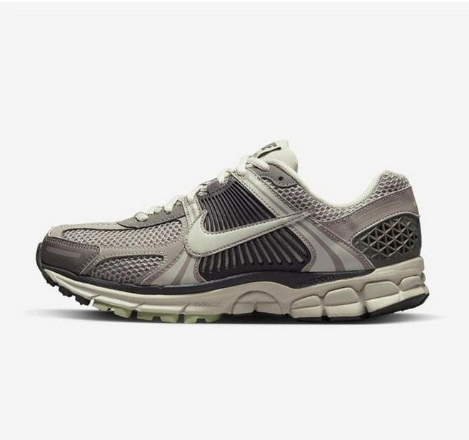 국내매장판 나이키 줌 보메로 5 코블스톤 앤 플랫 퓨터 FB8825-001