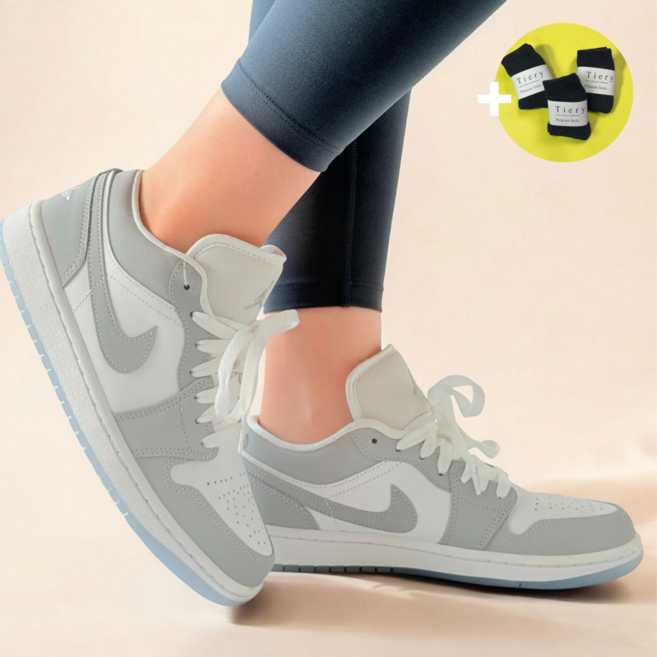 국내매장판 나이키 여성 운동화 조던 1 로우 스니커즈 화이트 그레이 +티에리양말증정