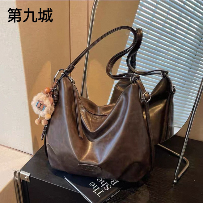 第九城時尚復古大容量單肩包女上班通勤學生上課休閒斜挎包, 1個, 咖色帶卡皮巴拉掛件