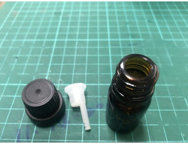 5ml 茶色精油瓶 2支組 附黑色安全蓋及內塞, 1個