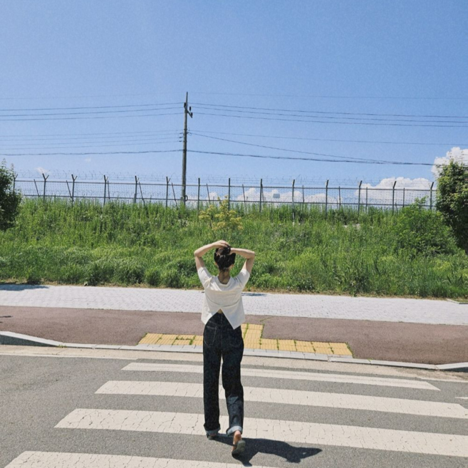 뒷트임 크롭 반팔 티셔츠
