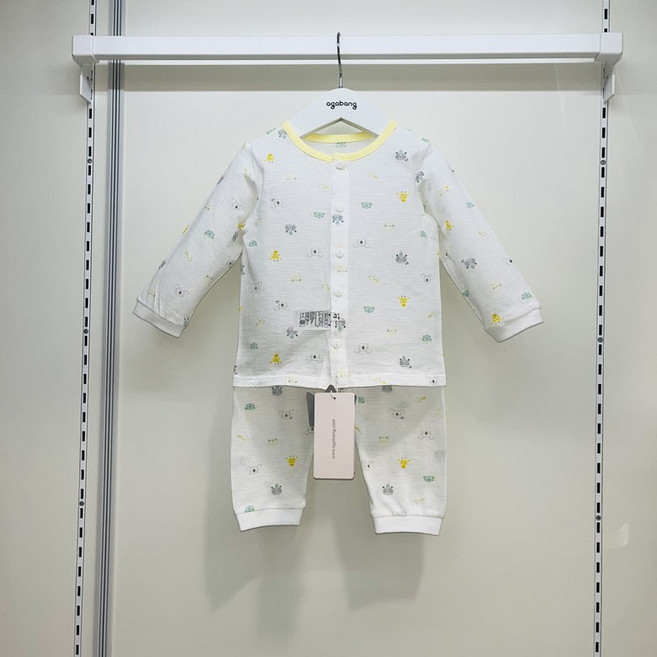 아가방(야탑점) 얇은 원단에 여름 긴소매 내의입니다~ #신생아 내의 #여름 긴팔내의 #한국 원단 생산 #무형광 섬유 ( 90사이즈 부터는 어깨 단추로 변경됩니다)