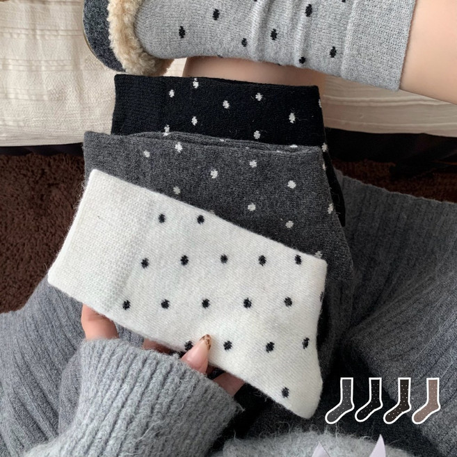 Banjiwu 여성용 울 도트 겨울 양말 4족 세트 도톰한 보온감으로 따뜻하고 편안한 착용감의 중장목 기장 수면용으로도 좋은 스타일리시한 데일리 양말