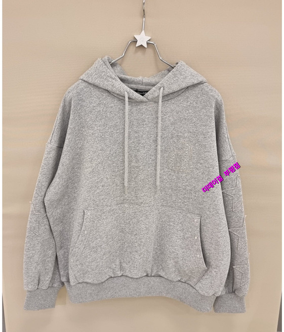 더데이걸 부평점 '26NEW 봄 가을 입기좋은 기모없는 톡톡한 면소재 별패치 장식으로 포인트 준 트렌디하고 멋스러운 여아 스터드 후드 맨투맨