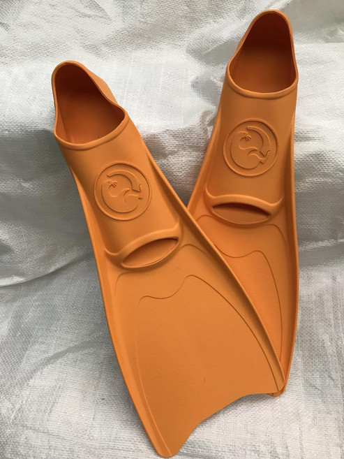 橘色潛水蛙鞋, 橘色