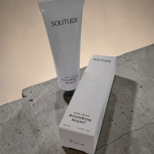 [속속한 수분공급] 솔리튜드 핸드크림 버번 나잇 50ML 피부 보습 저자극 피부 진정 부벽 ㄹ개선 윤기 피부 오래가는 지속력, 1개