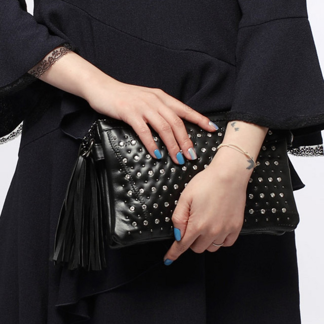 미틈 스터드 양가죽 크로스백