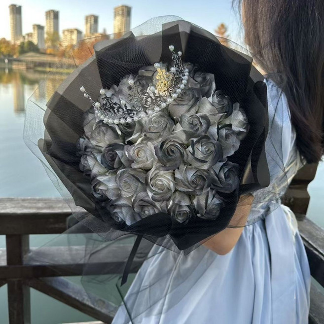 花束，皇冠黑騎士玫瑰花束, 皇冠【33朵黑騎士】+浪漫燈串-賀卡
