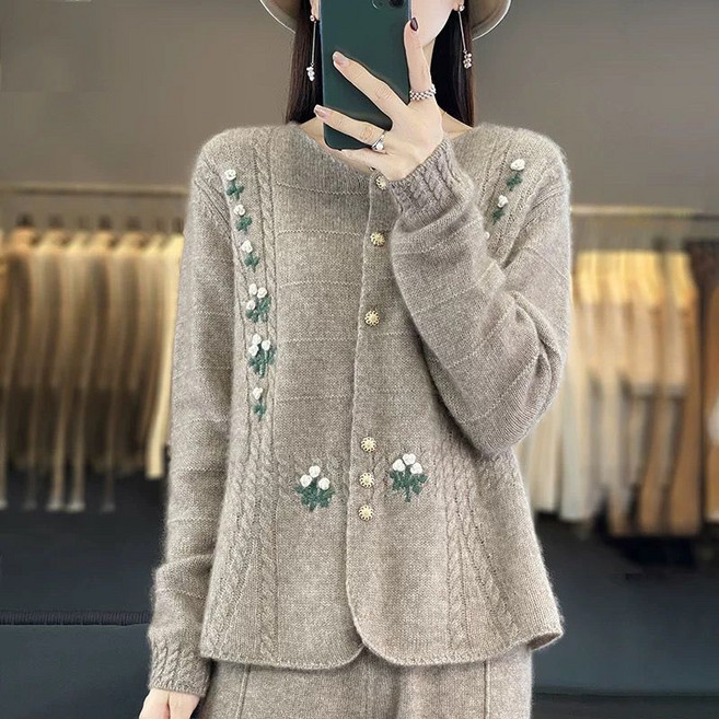 메인워크 중년여성 라운드넥 니트 가디건 긴팔 가을 겨울 배색 자수 프리미엄 트위드 엄마하객룩 데일리 루즈핏 니트 코트