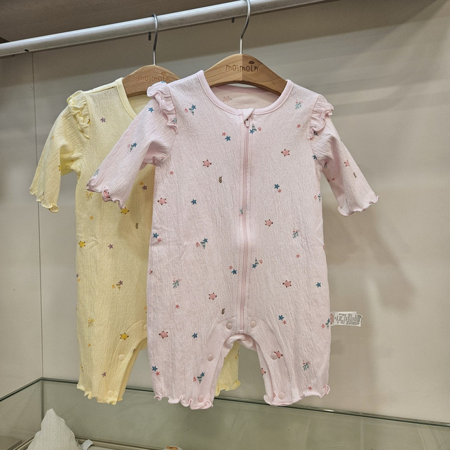 [모이몰른] 루카바링 자가드 7부 지퍼 우주복# 활동성이 많은 아기들에게 신축성이 우수한 소재를 사용하였으며 입고 벗기 편한 지퍼 스타일의 예쁜 우주복