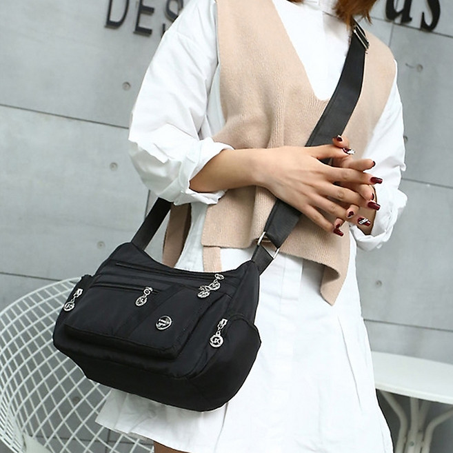 글램디브 코즈린 반달 포켓 크로스백 A2204