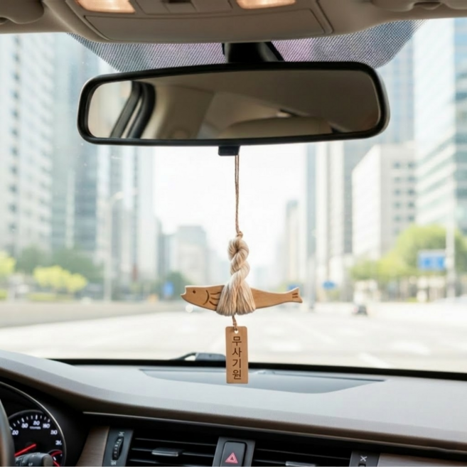 노벨띵즈 무사고 액막이 명태 차량용 룸미러 걸이, 1개, 브라운