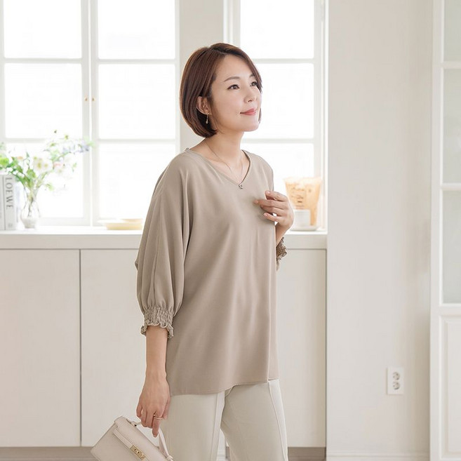 마담4060 엄마옷 베이직한 데일리 여성 블라우스헤이즐래글런-FBL2508053-