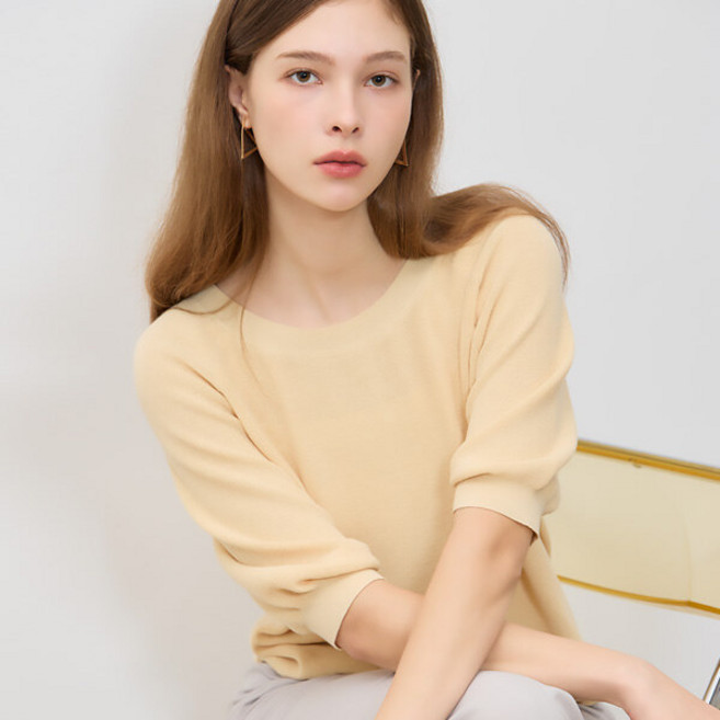 쉬즈미스 쉬즈미스(SHESMISS) 우아한 소재 백 버튼 포인트 니트 탑 (택가격: 208000원)