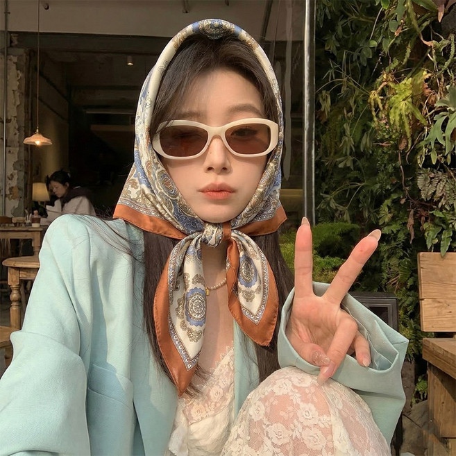 헤네스 여성 정사각 실키 스카프 페이즐리 배색 헤어두건 엄마스카프 봄 가을