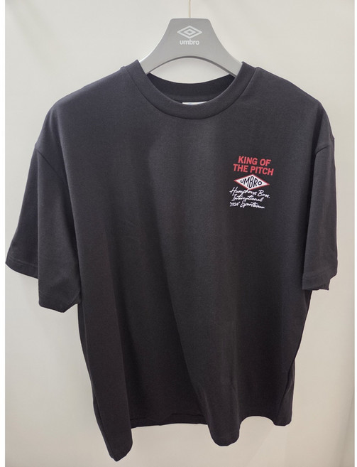 (국내백화점판) UMBRO 엄브로 26년 남녀공용 HBL 킹 오브 더 피치 반팔 티셔츠 UR121CRS24