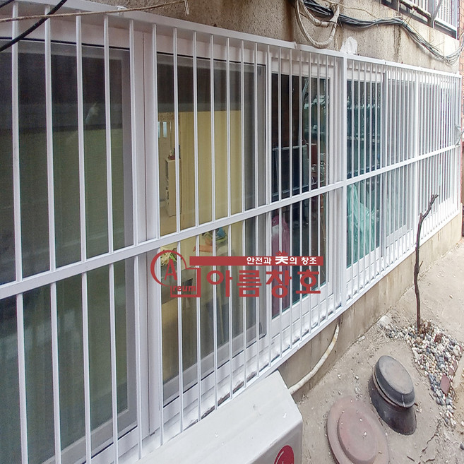[아름창호] 알루미늄 방범창 [조립발송 / 직접설치] 흰색 헨켈 검정색상 학교 관공서 아파트 주택 상가 창고 엘리베이터 창문방범창, 세로형-흰색, 1개