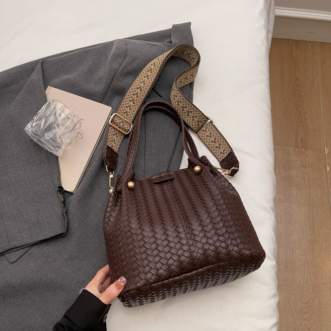 토트잇 벨루아 가죽 위빙 크로스백 숄더백