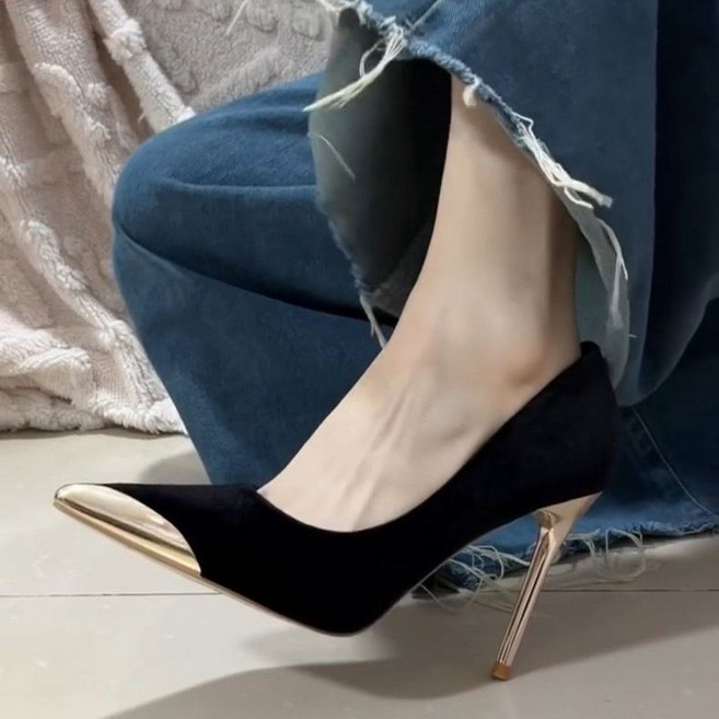 黑色金屬尖頭高跟鞋