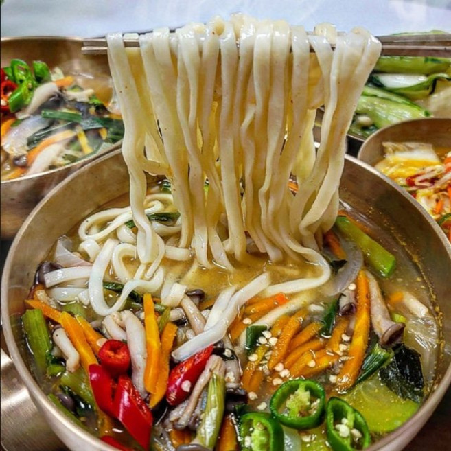 [귀빈정] 26년 명장 생칼국수 / 칼국수 6인분 + 소스6개, 1.074kg, 1세트