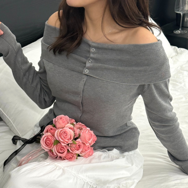 누보마켓 여리여리 오프숄더 니트 똑딱이 버튼 봄 여름 간절기 긴팔티
