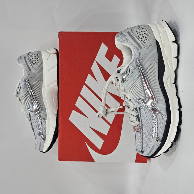 나이키 여성 운동화 줌보메로5 런닝화 스니커즈 실버