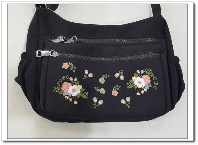 9505-1# 厚版尼龍斜背包 繡花造型 多拉鍊設計, 黑