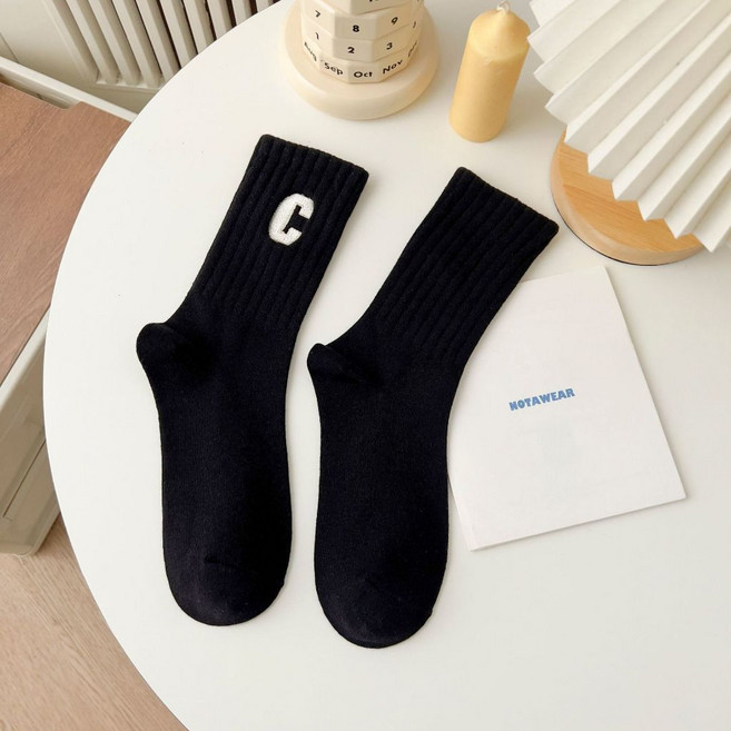 NOTAWEAR 字母中筒襪，日系休閒風格，舒適透氣棉質