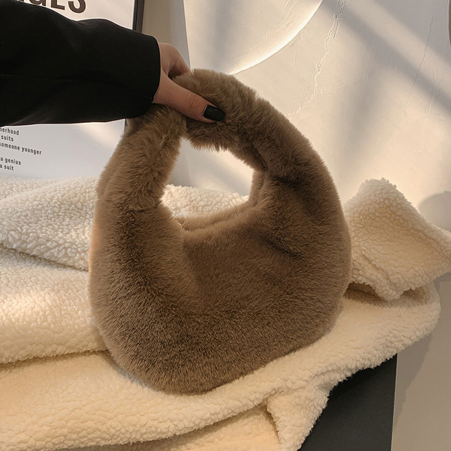 디어블루 여성 에코퍼 미니 반달 털 핸드백