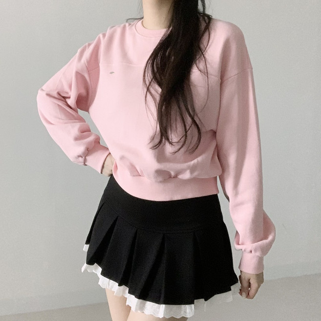 [국내제작] 데이지클로젯 절개 브로치 로고 뱃지 라운드넥 긴팔 오버핏 맨투맨 티셔츠 / 봄 가을 겨울 간절기 심플 베이직 무지 기본 여성 여자 데일리 학생 교복템 세미 크롭 캐주얼