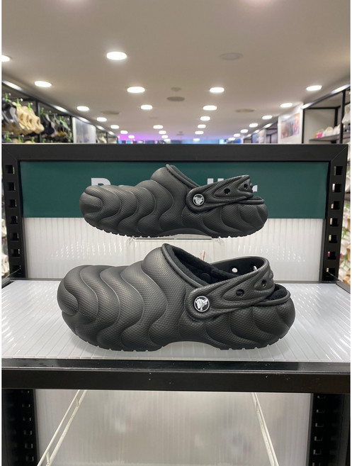 [크록스] 클래식 라인드 오버퍼프 클로그 210059-001 블랙