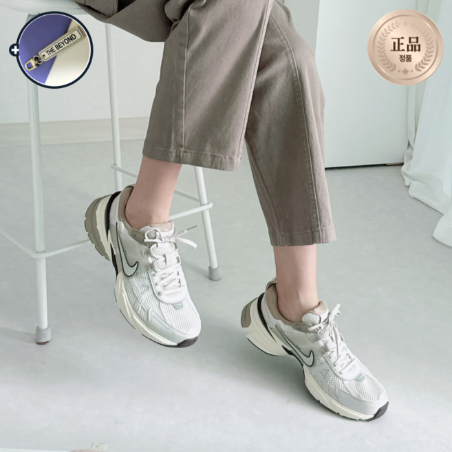 [정품]NIKE 나이키 나이키 우먼 V2K런 브라운 운동화 러닝화 런닝화 남성 여성 남녀공용 커플화 REVK 번들증정