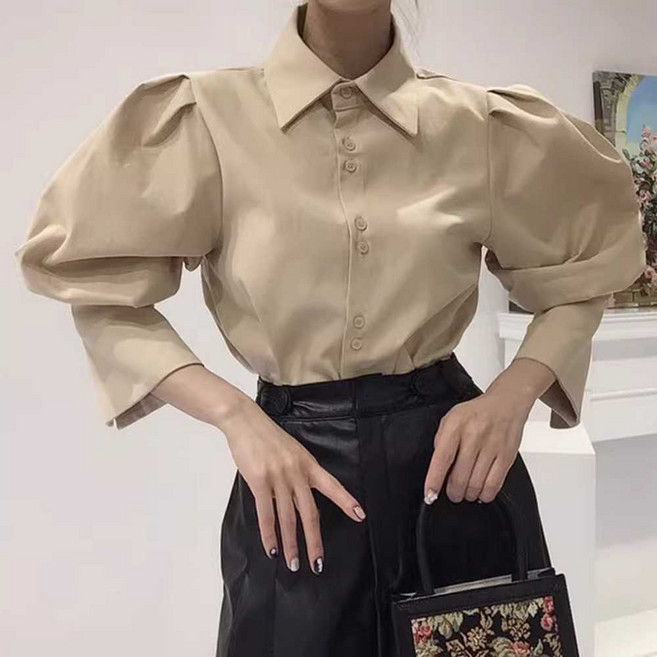 여자 베이지 긴팔 파워숄더 블라우스 퍼프소매 갈색 셔츠 탑
