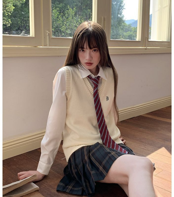 JK制服針織毛衣背心女 V領 學院風 刺繡套頭上衣