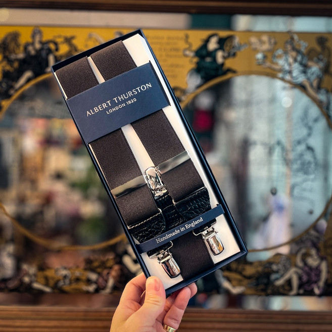 영국수입 알버트서스턴 다크브라운 크로커다일레더 램스킨 Y35mm 와이드 Y형밴드 서스펜더 Y클립 멜빵 Y타입 3점고정 튼튼한 오래쓰는 고급 선물포장 웨딩 남녀공용 브라운 어두운