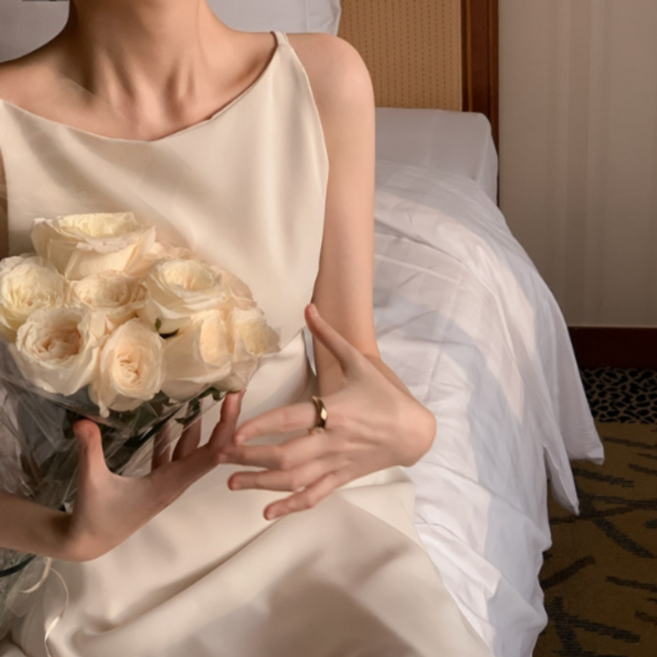 에쉬울프 스몰웨딩 하객룩 끈나시 라운드넥 드레일 롱 슬림 원피스